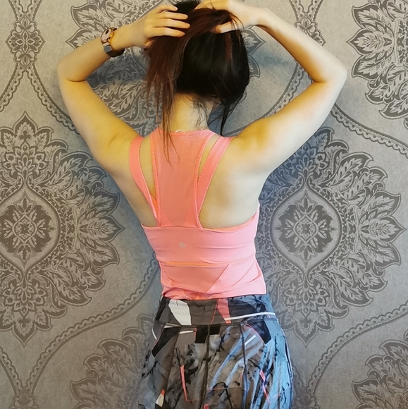 Lululemon tank top with built in bra - Picture 5 of 9